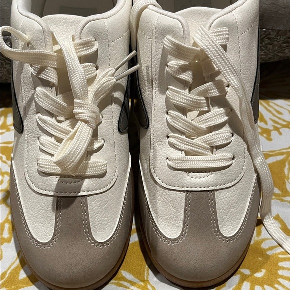 DV by Dolce Vita Women's Ivory and Ebony Sneakers - Picture 2 of 6